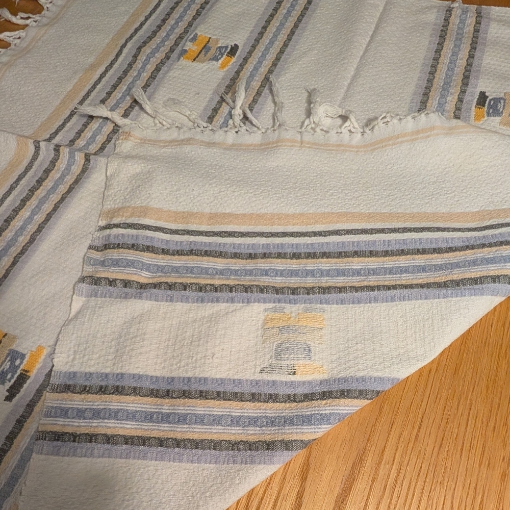 Aztec/Mayon- Style Table Cloth - Picture 5 of 7